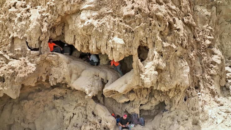 המערה באזור עין גדי שבה התגלו החרבות