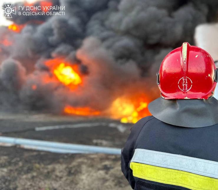 אוקראינה כבאי אוקראיני ב זירת שריפה ב אזור אודסה בעקבות הפצצה שביצעה רוסיה