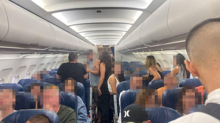 שני נוסעים ישראלים הדליקו סיגריה ב מטוס