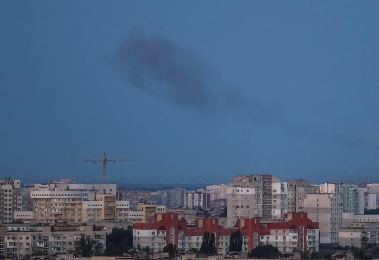 אוקראינה קייב עשן מיתמר ב שמי העיר במהלך מתקפת טילים שביצעה רוסיה