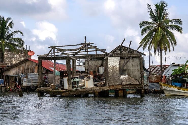 אחד הבתים שנהרסו בשל תנאי האקלים באי קארטי סנטופו