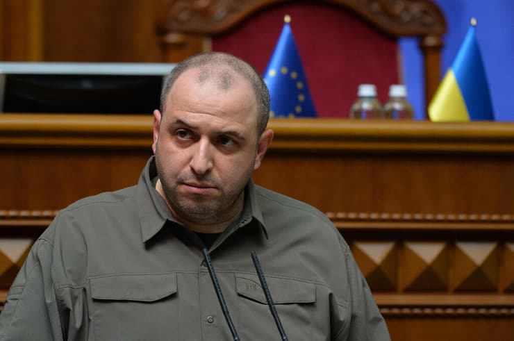 רוסטם אומרוב שר ההגנה החדש של אוקראינה נואם בפרלמנט בקייב אחרי אישור מינויו