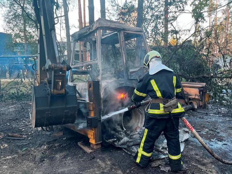 אוקראינה ליד קייב כבאים פועלים אחרי עוד הפצצה שביצעה רוסיה