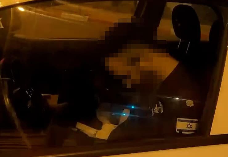תיעוד: שוטר נרדם בניידת משטרה העומדת בצומת המרומזר