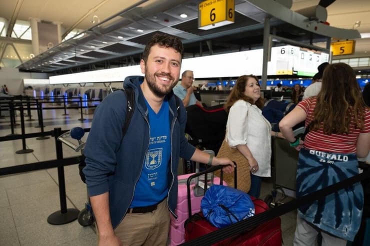 מייקל רייבר בשדה התעופה בדרך לישראל