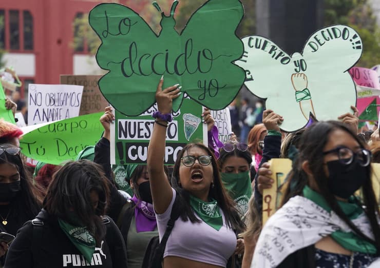 מפגינה בעד הזכות ל הפלות הפלה ב מקסיקו סיטי ב-2022 עם שלט שבו נכתב בספרדית "אני אחליט"