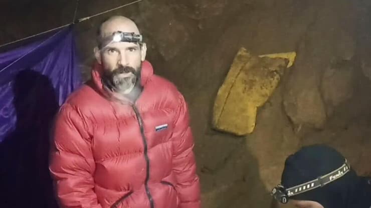 כיתוב: טורקיה מארק דיקי חוקר מערות בתוך ה מערה סרטון ראשון מוסר תודה מחכה ל חילוץ סרטון ש צולם ב 6 ספטמבר