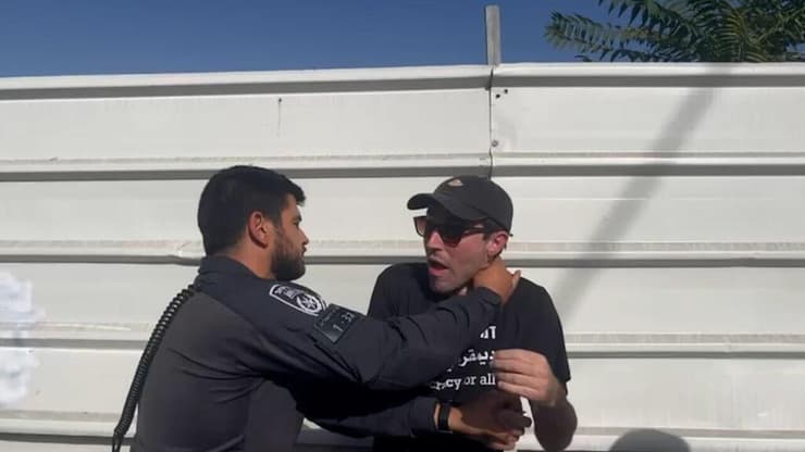 שוטרים עוצרים מפגינים עם דגלי פלסטין בירושלים