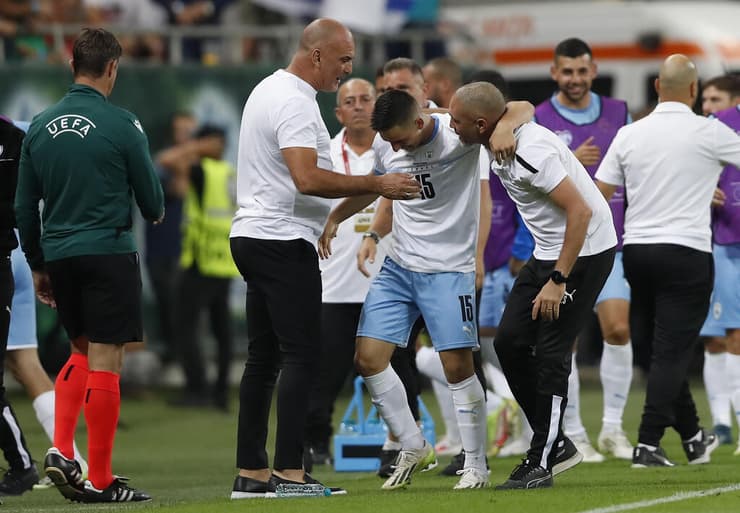 אלון חזן עם גלוך. "הוא עדיין ילד" (צילום: EPA/Robert Ghement) אלון חזן