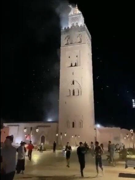 מרוקו מרקש מסגד כותובייה אבק סביב הצריח שמכונה הגג של מרקש