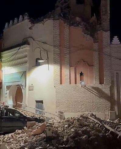 נזקים ואנשים ברחוב במרוקו אחרי רעידת האדמה