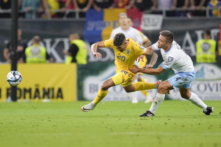 החל מ-2022 משחק גם בנבחרת ישראל (צילום: AP Photo/Andreea Alexandru) ויטור מנסה לעצור את קומאן