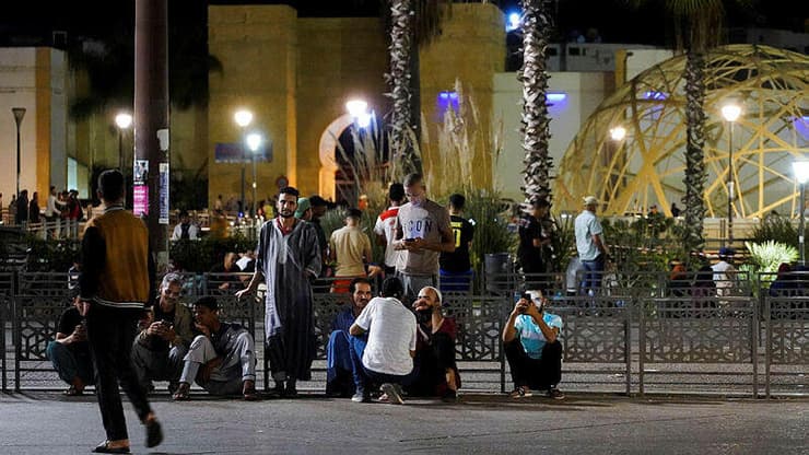 אנשים ברחובות בעקבות רעידת האדמה במרוקו