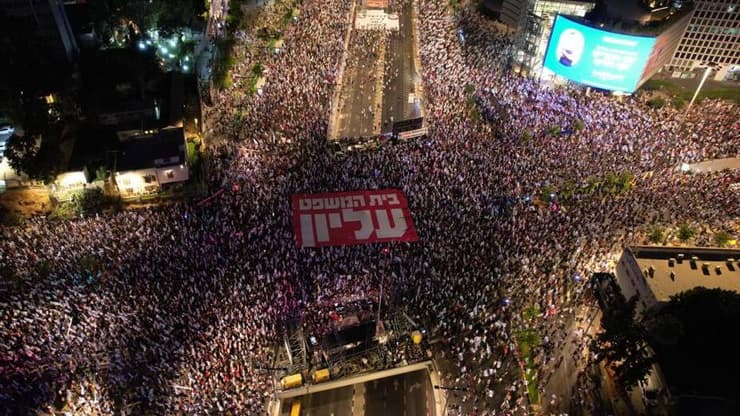 צילום רחפן של הפגנה נגד המהפכה המשפטית בקפלן, תל אביב