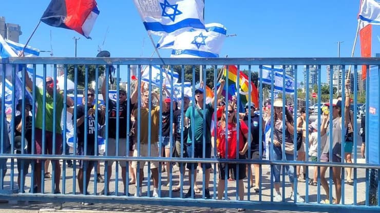 ההפגנה מחוץ לתחנת המשטרה בתל אביב