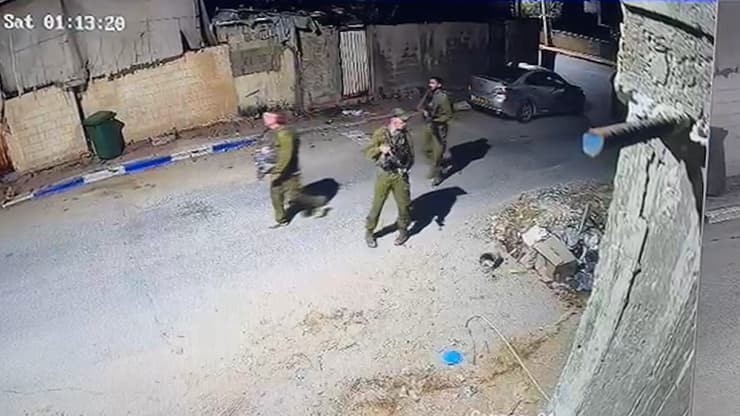 תיעוד: 4 חיילים משליכים רימון הלם ומנפצים פנסים של כלי רכב בכפר קאסם