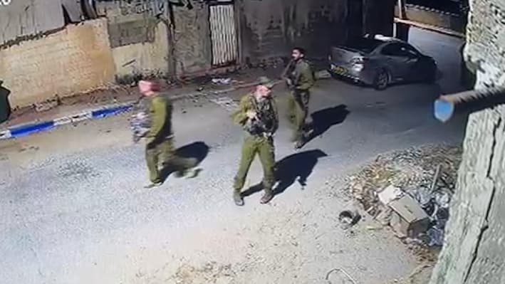 תיעוד: 4 חיילים משליכים רימון הלם ומנפצים פנסים של כלי רכב בכפר קאסם