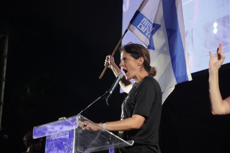 שקמה ברסלר בהפגנה נגד המהפכה המשפטית בקפלן, תל אביב