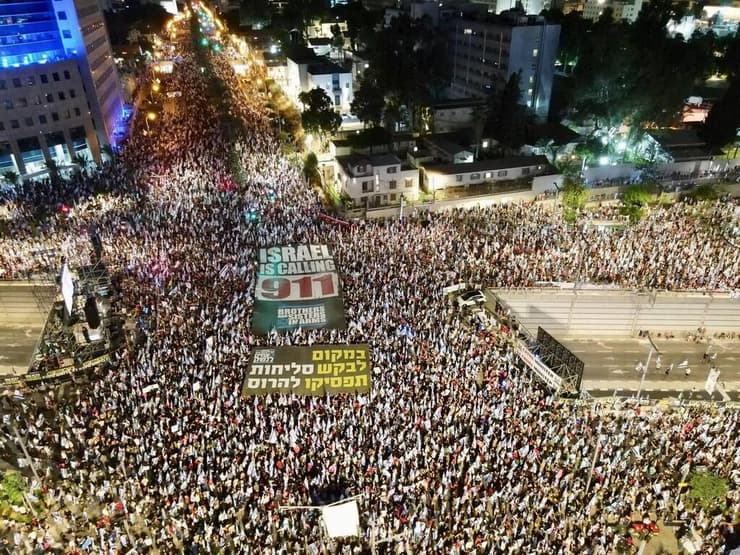 צילום רחפן של ההפגנה נגד המהפכה המשפטית בקפלן, תל אביב (צילום: גיתי פלטי) צילום רחפן של ההפגנה נגד המהפכה המשפטית בקפלן, תל אביב