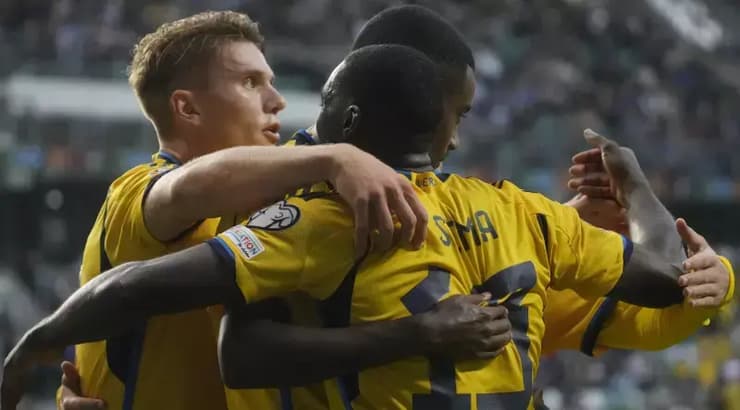 אלכסנדר איסאק חוגג עם חבריו לנבחרת