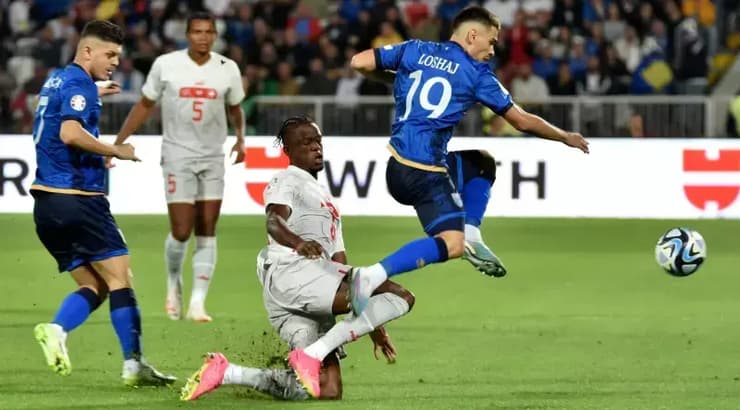 דניס זקאריה מנסה לתקל את פלוריאן לושאי