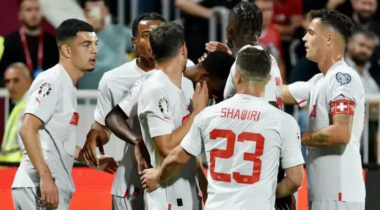 שחקני שווייץ חוגגים את השער של פרוילר