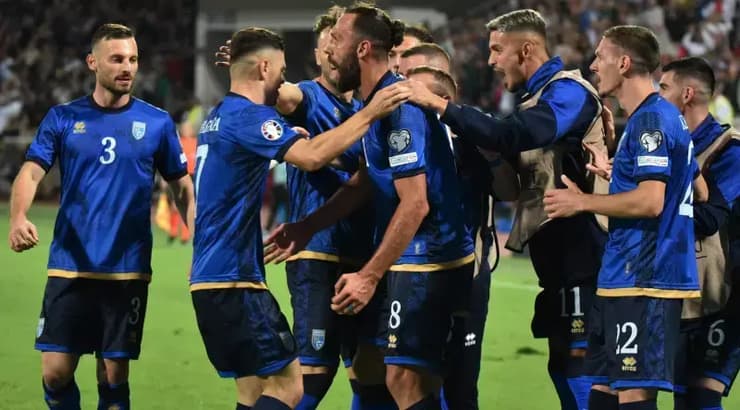 שחקני קוסובו חוגגים