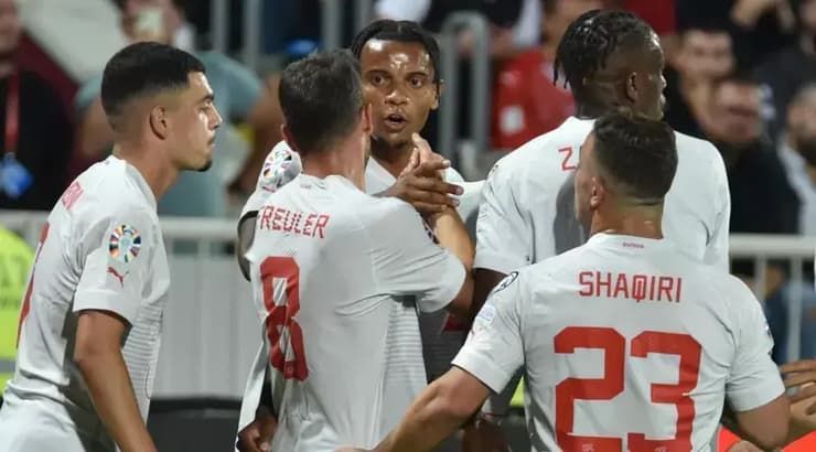 שחקני שווייץ חוגגים את השני