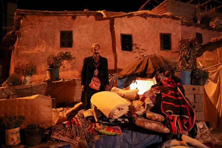 מרוקו רעידת אדמה מוחמד בן 66 עומד ליד ביתו ההרוס בכפר מולאי ברהים
