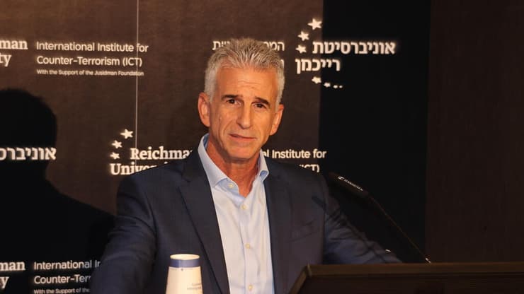 ראש המוסד ברנע. מוביל הצעה שלפיה הפסקת אש והסדרה בצפון יתקיימו רק אם יכללו את נושא החטופים (צילום: יריב כץ) דוד דדי ברנע ראש המוסד בכנס השנתי של המכון למדיניות נגד טרור