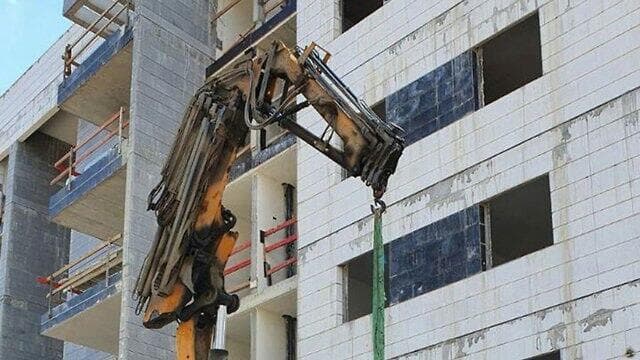 עובד נפל מגובה של חמש קומות באתר בנייה