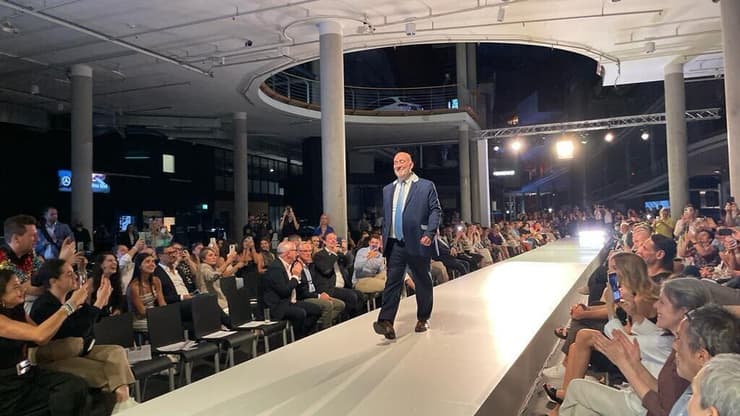 שגריר ישראל בגרמניה, רון פרושאור, הולך על המסלול בתצוגת אופנה בברלין