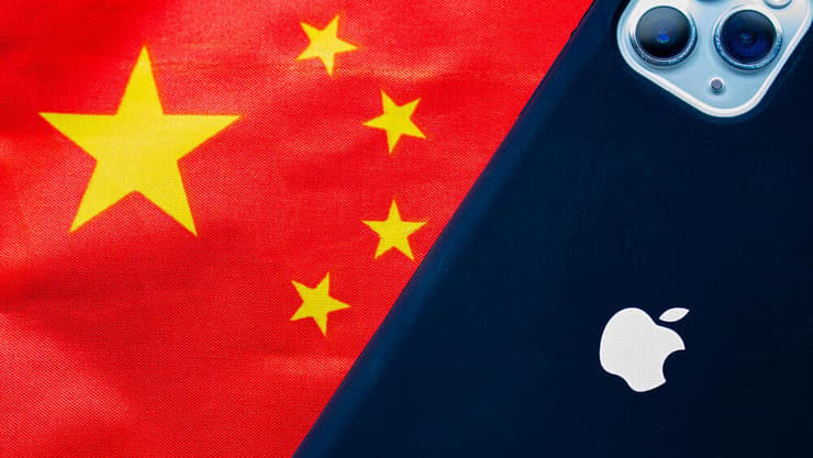 אייפון על רקע דגל סין