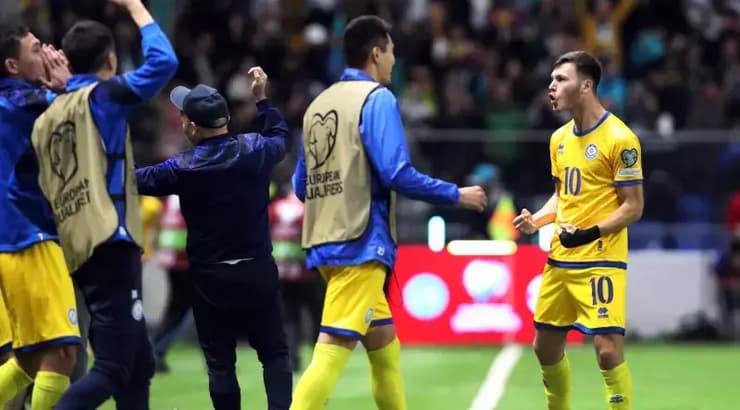 שחקני קזחסטן חוגגים (רויטרס) שחקני קזחסטן חוגגים