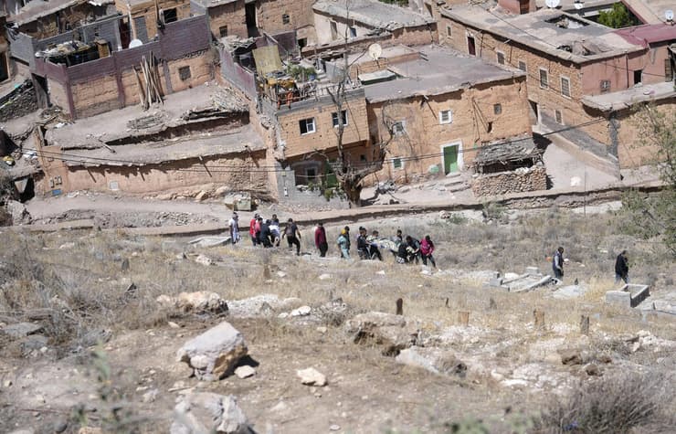 מרוקו רעידת אדמה בכפר מולאי ברהים נערכים לקבור את אחד ההרוגים