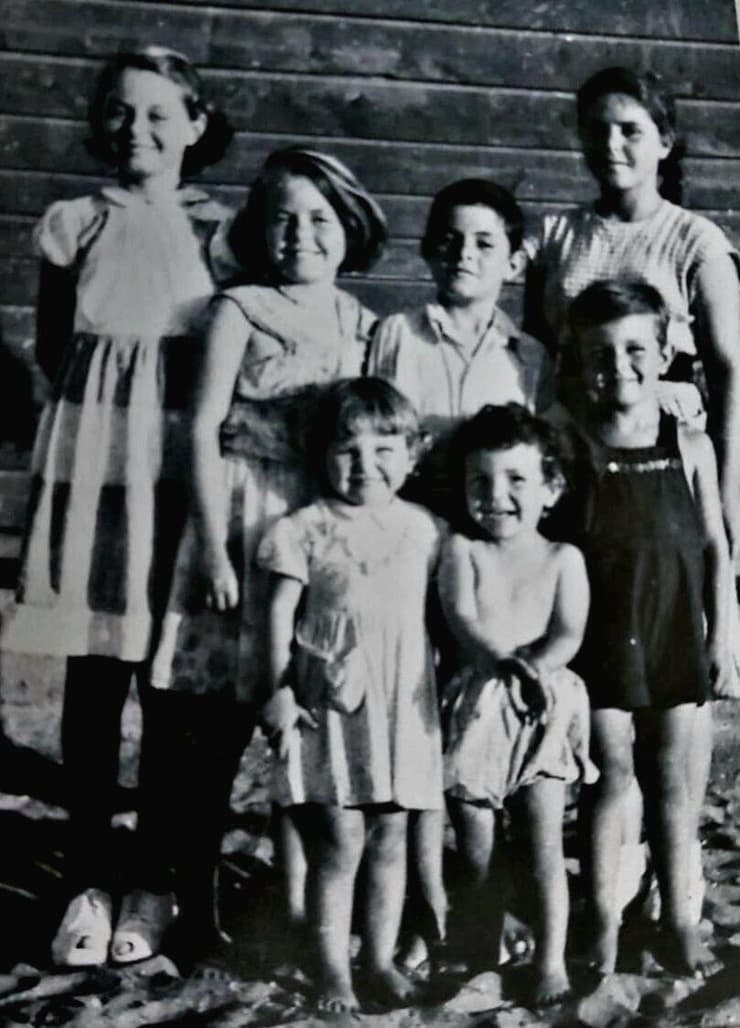 שבעת האחים והאחיות במעברה בשנות ה-50