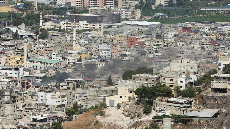 עשן במחנה הפליטים עין אל-חילווה שבדרום לבנון
