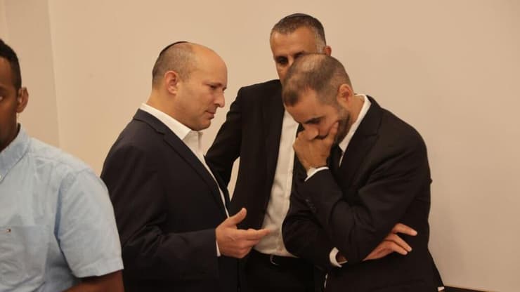 נפתלי בנט באולם הדיונים בבית המשפט שוקן בתל אביב