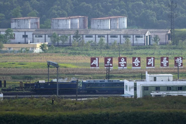 צפון קוריאה רכבת שכנראה לוקחת את קים ג'ונג און ל רוסיה בגבול בין המדינות