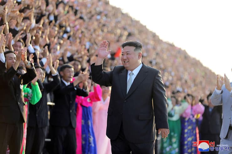 צפון קוריאה קים ג'ונג און חגיגות 75 שנה להקמת המדינה