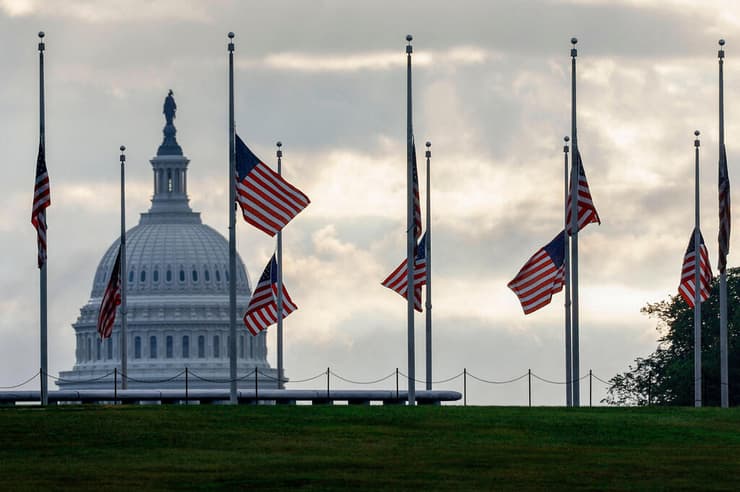 טקס 22 שנה ל פיגועי 11 בספטמבר ב ספטמבר 11/9 9/11 התאומים דגלים בחצי התורן ב וושינגטון