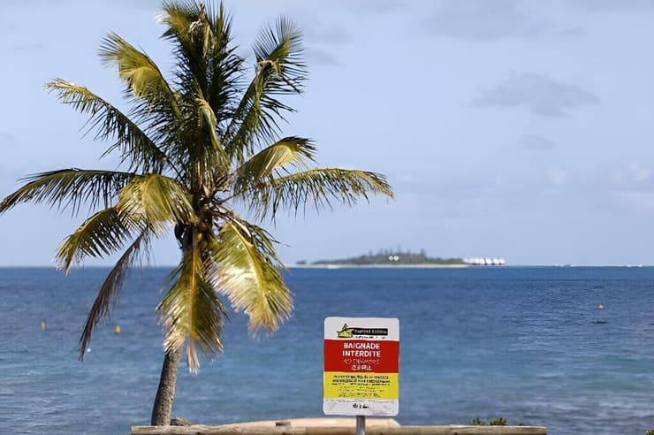 שלט אזהרה על אחד מחופי קלדוניה החדשה