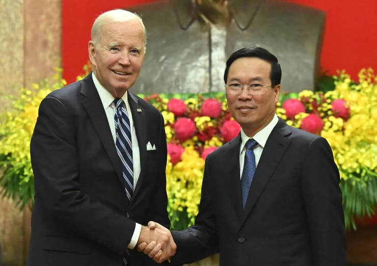 נשיא ארה"ב ג'ו ביידן עם נשיא ווייטנאם וו ואן ת'ונג בביקור ב האנוי