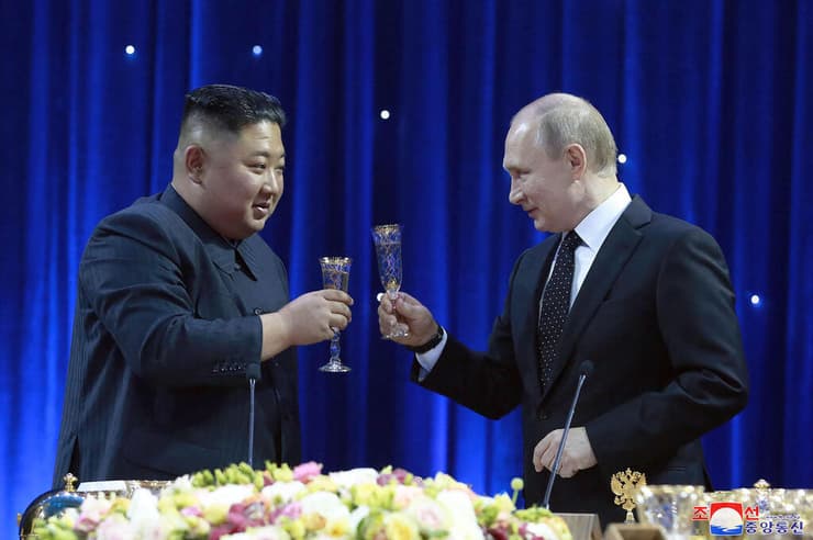 נשיא רוסיה ולדימיר פוטין קים ג'ונג און שליט צפון קוריאה בפגישה ב 2019