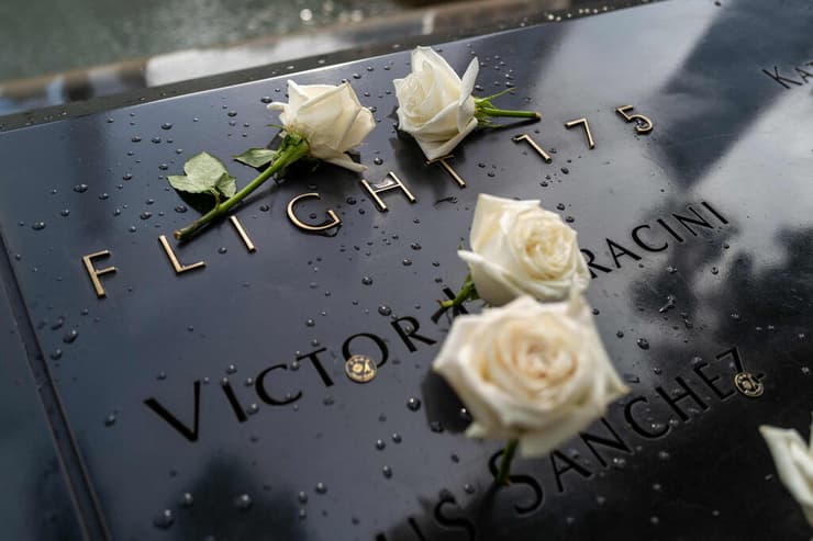 טקס 22 שנה ל פיגועי 11 בספטמבר ב ספטמבר 11/9 9/11/ התאומים דגלים בחצי התורן ב וושינגטון