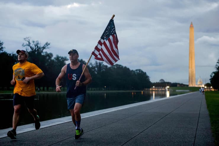 טקס 22 שנה ל פיגועי 11 בספטמבר ב ספטמבר 11/9 9/11 התאומים ריצת בוקר עם דגל ארה"ב ב מול של וושינגטון