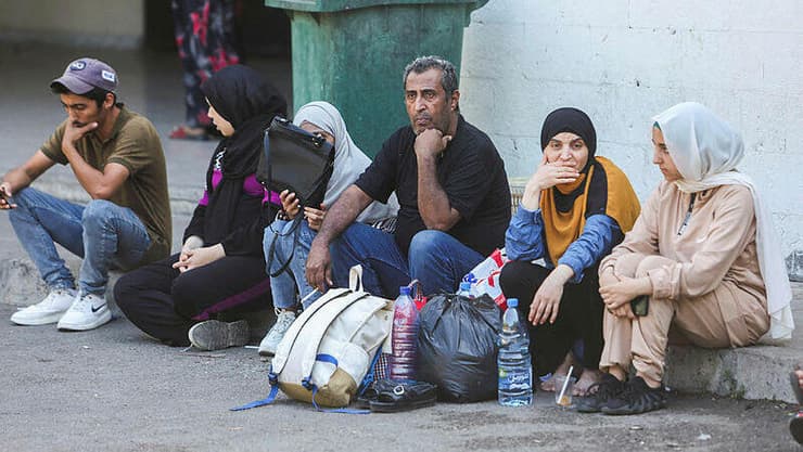 תושבים שנמלטו מעין אל-חילווה בעקבות העימותים במחנה הפליטים