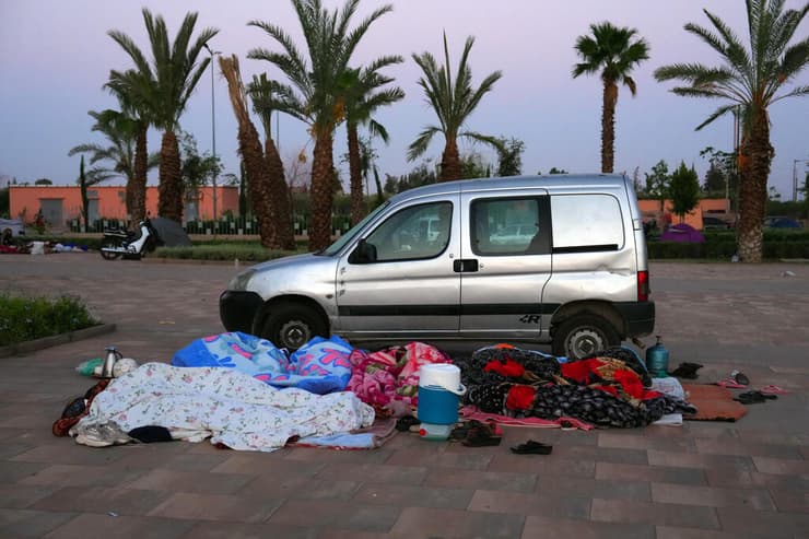 ישנים בחוץ ב מרקש מרוקו רעידת אדמה