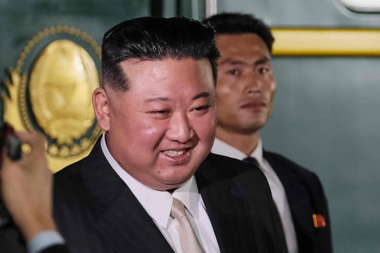 שליט צפון קוריאה קים ג'ונג און אחרי הגעתו ברכבת ל רוסיה