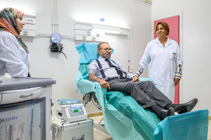 מלך מרוקו מוחמד השישי תורם דם ב בית חולים במרקש ל נפגעים רעידת אדמה רעש